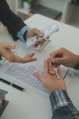 Emlakçı ve müşteri ev, sigorta ya da emlak satın almak için sözleşme imzalarlar. Ev kiralarlar, sigorta yaptırırlar, emlak veya emlak kredisi alırlar..