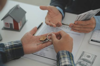 Emlakçı ve müşteri ev, sigorta ya da emlak satın almak için sözleşme imzalarlar. Ev kiralarlar, sigorta yaptırırlar, emlak veya emlak kredisi alırlar..