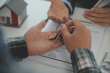 Emlakçı ve müşteri ev, sigorta ya da emlak satın almak için sözleşme imzalarlar. Ev kiralarlar, sigorta yaptırırlar, emlak veya emlak kredisi alırlar..