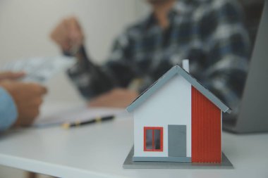 Emlakçı ve müşteri ev, sigorta ya da emlak satın almak için sözleşme imzalarlar. Ev kiralarlar, sigorta yaptırırlar, emlak veya emlak kredisi alırlar..