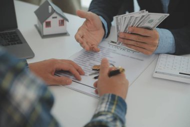 Emlakçı ve müşteri ev, sigorta ya da emlak satın almak için sözleşme imzalarlar. Ev kiralarlar, sigorta yaptırırlar, emlak veya emlak kredisi alırlar..