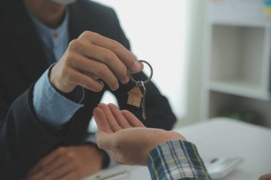 Emlakçı ve müşteri ev, sigorta ya da emlak satın almak için sözleşme imzalarlar. Ev kiralarlar, sigorta yaptırırlar, emlak veya emlak kredisi alırlar..
