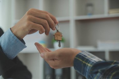 Emlakçı ve müşteri ev, sigorta ya da emlak satın almak için sözleşme imzalarlar. Ev kiralarlar, sigorta yaptırırlar, emlak veya emlak kredisi alırlar..