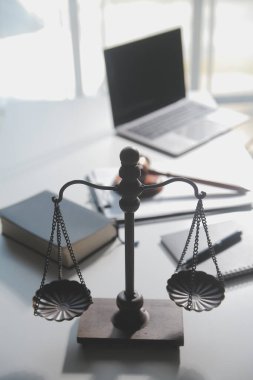 İşletme ve avukatlar ofiste yüksek rütbeli avukatlarla sözleşme belgelerini tartışıyorlar. Hukuk, hukuk hizmetleri, danışmanlık, adalet ve hukuk konsepti film tahıl etkisi ile resim