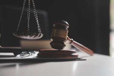 İşletme ve avukatlar ofiste yüksek rütbeli avukatlarla sözleşme belgelerini tartışıyorlar. Hukuk, hukuk hizmetleri, danışmanlık, adalet ve hukuk konsepti film tahıl etkisi ile resim