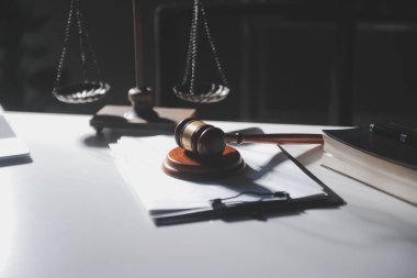 İşletme ve avukatlar ofiste yüksek rütbeli avukatlarla sözleşme belgelerini tartışıyorlar. Hukuk, hukuk hizmetleri, danışmanlık, adalet ve hukuk konsepti film tahıl etkisi ile resim