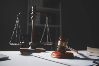 İşletme ve avukatlar ofiste yüksek rütbeli avukatlarla sözleşme belgelerini tartışıyorlar. Hukuk, hukuk hizmetleri, danışmanlık, adalet ve hukuk konsepti film tahıl etkisi ile resim