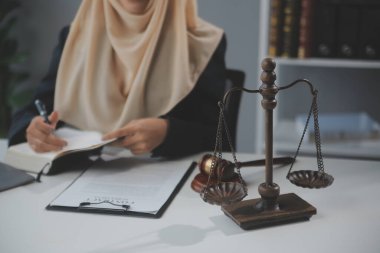 İşletme ve avukatlar ofiste yüksek rütbeli avukatlarla sözleşme belgelerini tartışıyorlar. Hukuk, hukuk hizmetleri, danışmanlık, adalet ve hukuk konsepti film tahıl etkisi ile resim