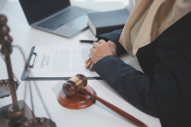 İşletme ve avukatlar ofiste yüksek rütbeli avukatlarla sözleşme belgelerini tartışıyorlar. Hukuk, hukuk hizmetleri, danışmanlık, adalet ve hukuk konsepti film tahıl etkisi ile resim