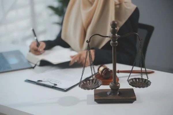 Бізнес Юристи Обговорюють Контрактні Документи Латунною Шкалою Столі Офісі Правові — стокове фото