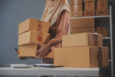 Küçük işletmeler kuran KOBİ 'li kadın girişimciler fatura kutusuna adresi yazın ve kutuları paketlemek, müşterilere satmak, iş fikirlerini çevrimiçi olarak satmak için online siparişleri işaretleyin.