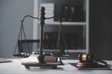 İşletme ve avukatlar ofiste yüksek rütbeli avukatlarla sözleşme belgelerini tartışıyorlar. Hukuk, hukuk hizmetleri, danışmanlık, adalet ve hukuk konsepti film tahıl etkisi ile resim