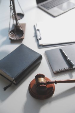 İşletme ve avukatlar ofiste yüksek rütbeli avukatlarla sözleşme belgelerini tartışıyorlar. Hukuk, hukuk hizmetleri, danışmanlık, adalet ve hukuk konsepti film tahıl etkisi ile resim