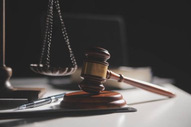 İşletme ve avukatlar ofiste yüksek rütbeli avukatlarla sözleşme belgelerini tartışıyorlar. Hukuk, hukuk hizmetleri, danışmanlık, adalet ve hukuk konsepti film tahıl etkisi ile resim