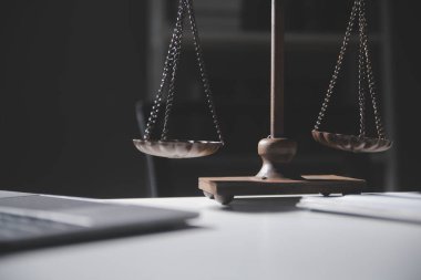 İşletme ve avukatlar ofiste yüksek rütbeli avukatlarla sözleşme belgelerini tartışıyorlar. Hukuk, hukuk hizmetleri, danışmanlık, adalet ve hukuk konsepti film tahıl etkisi ile resim