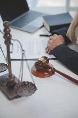 İşletme ve avukatlar ofiste yüksek rütbeli avukatlarla sözleşme belgelerini tartışıyorlar. Hukuk, hukuk hizmetleri, danışmanlık, adalet ve hukuk konsepti film tahıl etkisi ile resim