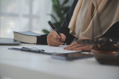 İşletme ve avukatlar ofiste yüksek rütbeli avukatlarla sözleşme belgelerini tartışıyorlar. Hukuk, hukuk hizmetleri, danışmanlık, adalet ve hukuk konsepti film tahıl etkisi ile resim