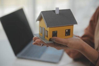 Emlakçı ve müşteri ev, sigorta ya da emlak satın almak için sözleşme imzalarlar. Ev kiralarlar, sigorta yaptırırlar, emlak veya emlak kredisi alırlar..