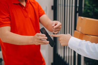 Evdeki teslimatçıdan Asya 'lı Kadın Ürünleri, Akıllı Telefon Uygulamasından Genç Sahipli Kadın Ürünleri, Çevrimiçi İş veya KOBİ Konsepti.
