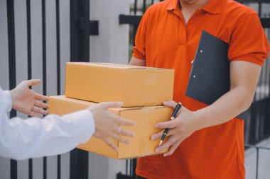 Evdeki teslimatçıdan Asya 'lı Kadın Ürünleri, Akıllı Telefon Uygulamasından Genç Sahipli Kadın Ürünleri, Çevrimiçi İş veya KOBİ Konsepti.