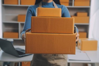 İş kadını küçük işletme girişimcisi KOBİ 'nin başarısını başlatır. Çevrimiçi Paket dağıtımı için evde çalışan serbest çalışan kadın. KOBİ ve ambalaj teslimat kavramı