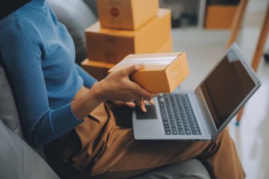 İş kadını küçük işletme girişimcisi KOBİ 'nin başarısını başlatır. Çevrimiçi Paket dağıtımı için evde çalışan serbest çalışan kadın. KOBİ ve ambalaj teslimat kavramı