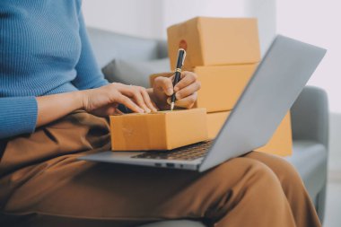 İş kadını küçük işletme girişimcisi KOBİ 'nin başarısını başlatır. Çevrimiçi Paket dağıtımı için evde çalışan serbest çalışan kadın. KOBİ ve ambalaj teslimat kavramı
