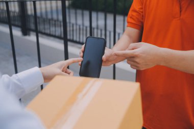 Evdeki teslimatçıdan Asya 'lı Kadın Ürünleri, Akıllı Telefon Uygulamasından Genç Sahipli Kadın Ürünleri, Çevrimiçi İş veya KOBİ Konsepti.