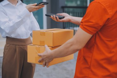 Evdeki teslimatçıdan Asya 'lı Kadın Ürünleri, Akıllı Telefon Uygulamasından Genç Sahipli Kadın Ürünleri, Çevrimiçi İş veya KOBİ Konsepti.