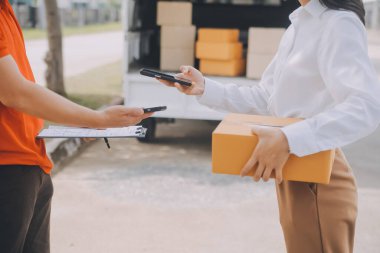 Evdeki teslimatçıdan Asya 'lı Kadın Ürünleri, Akıllı Telefon Uygulamasından Genç Sahipli Kadın Ürünleri, Çevrimiçi İş veya KOBİ Konsepti.