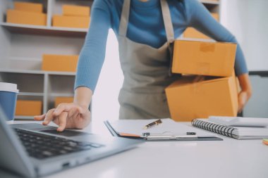 İş kadını küçük işletme girişimcisi KOBİ 'nin başarısını başlatır. Çevrimiçi Paket dağıtımı için evde çalışan serbest çalışan kadın. KOBİ ve ambalaj teslimat kavramı