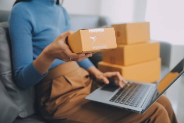 İş kadını küçük işletme girişimcisi KOBİ 'nin başarısını başlatır. Çevrimiçi Paket dağıtımı için evde çalışan serbest çalışan kadın. KOBİ ve ambalaj teslimat kavramı