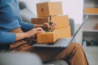 İş kadını küçük işletme girişimcisi KOBİ 'nin başarısını başlatır. Çevrimiçi Paket dağıtımı için evde çalışan serbest çalışan kadın. KOBİ ve ambalaj teslimat kavramı