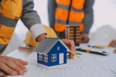 Modellik ve planlama alanında ortaklık ve mühendislik araçlarıyla çalışmak üzere proje için mühendis veya mimar toplantısının inşaat ve yapı konsepti, her iki şirket için de sözleşme.