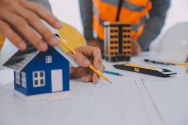 Modellik ve planlama alanında ortaklık ve mühendislik araçlarıyla çalışmak üzere proje için mühendis veya mimar toplantısının inşaat ve yapı konsepti, her iki şirket için de sözleşme.