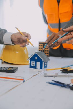 Modellik ve planlama alanında ortaklık ve mühendislik araçlarıyla çalışmak üzere proje için mühendis veya mimar toplantısının inşaat ve yapı konsepti, her iki şirket için de sözleşme.