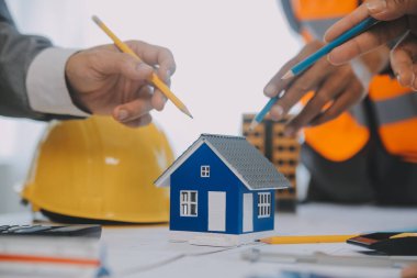 Modellik ve planlama alanında ortaklık ve mühendislik araçlarıyla çalışmak üzere proje için mühendis veya mimar toplantısının inşaat ve yapı konsepti, her iki şirket için de sözleşme.