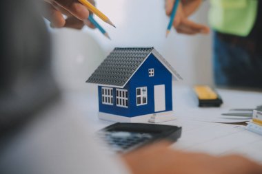 Modellik ve planlama alanında ortaklık ve mühendislik araçlarıyla çalışmak üzere proje için mühendis veya mimar toplantısının inşaat ve yapı konsepti, her iki şirket için de sözleşme.