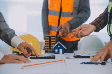 Modellik ve planlama alanında ortaklık ve mühendislik araçlarıyla çalışmak üzere proje için mühendis veya mimar toplantısının inşaat ve yapı konsepti, her iki şirket için de sözleşme.