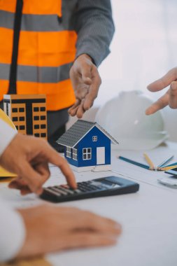 Modellik ve planlama alanında ortaklık ve mühendislik araçlarıyla çalışmak üzere proje için mühendis veya mimar toplantısının inşaat ve yapı konsepti, her iki şirket için de sözleşme.