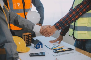 Modellik ve planlama alanında ortaklık ve mühendislik araçlarıyla çalışmak üzere proje için mühendis veya mimar toplantısının inşaat ve yapı konsepti, her iki şirket için de sözleşme.