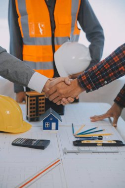 Modellik ve planlama alanında ortaklık ve mühendislik araçlarıyla çalışmak üzere proje için mühendis veya mimar toplantısının inşaat ve yapı konsepti, her iki şirket için de sözleşme.