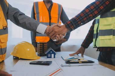 Modellik ve planlama alanında ortaklık ve mühendislik araçlarıyla çalışmak üzere proje için mühendis veya mimar toplantısının inşaat ve yapı konsepti, her iki şirket için de sözleşme.