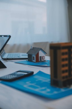 Modellik ve planlama alanında ortaklık ve mühendislik araçlarıyla çalışmak üzere proje için mühendis veya mimar toplantısının inşaat ve yapı konsepti, her iki şirket için de sözleşme.