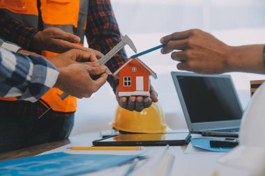 Modellik ve planlama alanında ortaklık ve mühendislik araçlarıyla çalışmak üzere proje için mühendis veya mimar toplantısının inşaat ve yapı konsepti, her iki şirket için de sözleşme.