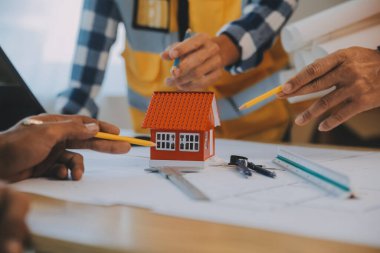 Modellik ve planlama alanında ortaklık ve mühendislik araçlarıyla çalışmak üzere proje için mühendis veya mimar toplantısının inşaat ve yapı konsepti, her iki şirket için de sözleşme.