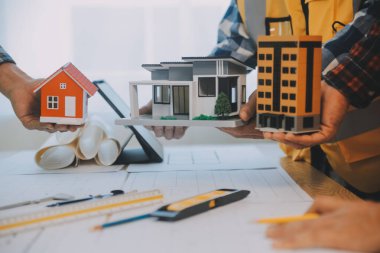 Modellik ve planlama alanında ortaklık ve mühendislik araçlarıyla çalışmak üzere proje için mühendis veya mimar toplantısının inşaat ve yapı konsepti, her iki şirket için de sözleşme.