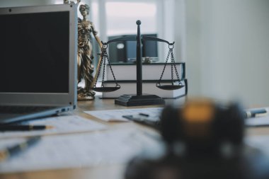 Danışmanlık ve erkek avukatlar konferansı ve profesyonel iş kadını avukatlık bürosunda çalışıyor ve tartışıyorlar. Hukuk kavramları, Yargıç Tokmak adalet terazisiyle..