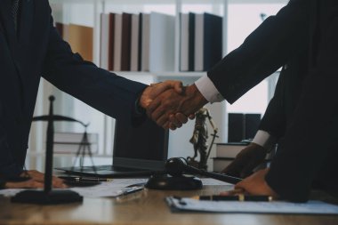 Danışmanlık ve erkek avukatlar konferansı ve profesyonel iş kadını avukatlık bürosunda çalışıyor ve tartışıyorlar. Hukuk kavramları, Yargıç Tokmak adalet terazisiyle..