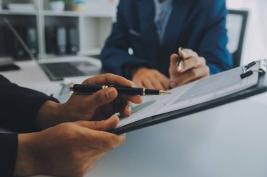 İş adamlarından oluşan bir ekip, pazarlama planı, piyasa araştırma raporları ve gelir istatistikleri, Mali ve Muhasebe kavramının verilerini analiz etmek üzere toplanıyor..